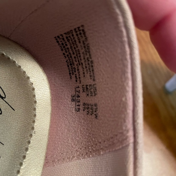 Light pink velvety small heel. - Picture 4 of 9